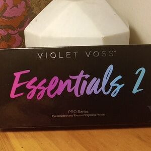 Violet Voss essentials 2 eye shadow palette